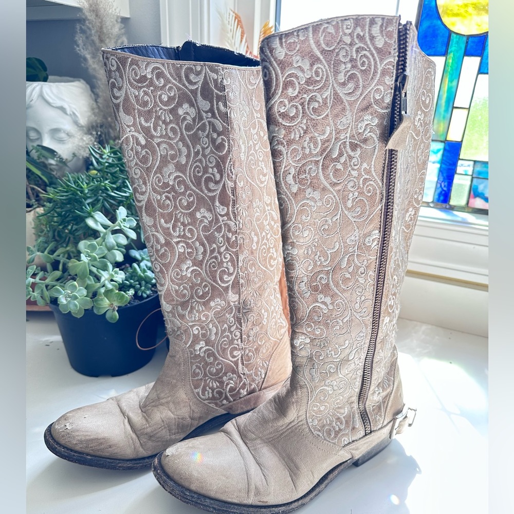 Gently worn Old Gringo Flamma boot. This is a discontinued style!
